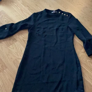 Klänning  - Svart kort klänning i lyxigt material från h&m. Storlek xs 