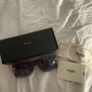 Fendi solglasögon  - Säljer dessa urballa Fendi solglasögon som jag köpt på miinto för 2900kr. ALDRIG använda då jag inte använder solglasögon så mycket. Dessa är bäst in till omöjliga att få tag på. Cond 10/10