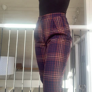 Rutiga Kostymbyxor - Rutiga kostymbyxor från Monki i storlek 36🧡 Lite noppriga och därav priset🧡 Resår i midjan bak så sitter bra på många skulle jag säga🧡