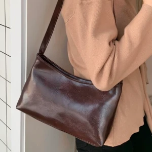 Brun väska  - Superfin brun väska från shein, aldrig använd så i mycket bra skick. Frakt betalas av köparen 💜