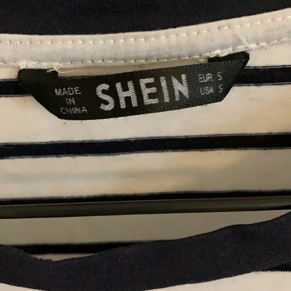 Vit och marinblå randig T-shirt från Shein i rak passform. Storlek S. Jag är 167cm och bär i vanliga fall storlek XS/S eller 36. Obs! Det finns katt i hemmet! ☺️. T-shirts.