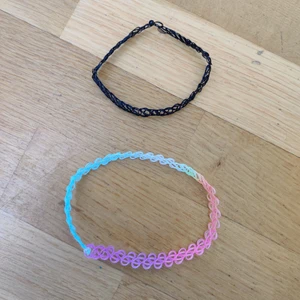 Chocker - Den svarta är ifrån Monki och den färgglada är ifrån Glitter. Den färgglada har använts någon/några gånger men den svarta är helt oanvänd. Båda är alltså i bra skick och båda ingår. (Köparen står för frakten)