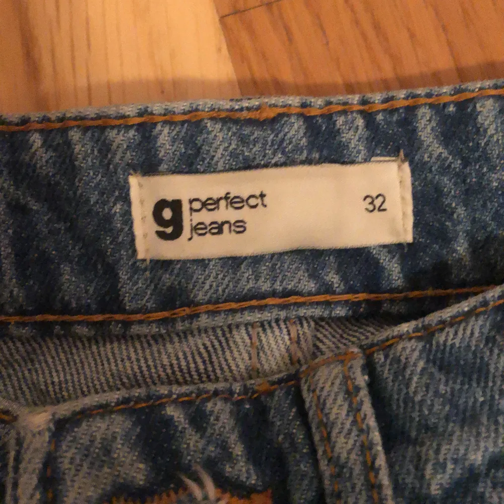 Slitna Jeans med hål, storlek 32. Säljer pg.a råkade ta fel storlek. Jag är 170 så dessa jeans passar lite längre tjejer. Modellen heter Idun Jeans Tall. Jag säljer för 275(+frakt ) men nypris var 600kr. Nästan helt oanvända . Jeans & Byxor.