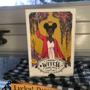tarot kortlek - modern witch tarotkort! asballa bilder av lisa sterne, det medföljer en liten bok med hur korten ska tolkas och lite annan info. superbra skick! FRAKTEN ÄR INKLUDERAD I PRISET!
