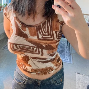 Brun t-shirt - Så snygg brun mönstrad t-shirt!! Från märket Marni och säljer på grund av att den inte kommer till användning. Står ingen storlek men skulle gissa på M. Jag står för frakt!!🤎🤍🤎