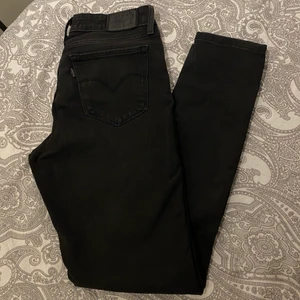 Levi’s Jeans (Skinny fit) - Supersnygga Levi’s jeans, märkta som 26 men har mycket stretch och passar mig med 27-28 perfekt. De är i fint skick, inga hål eller skavanker men har förlorat lite av den svarta färgen pga tvätt. Fortfarande lika snygga dock! 🌟 Modellen 711 skinny 👖