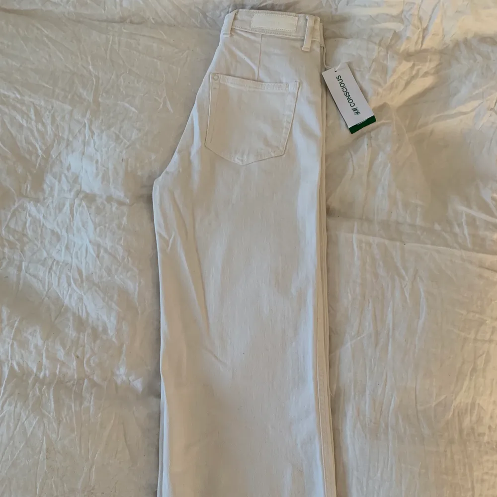 Ett par helt oanvända vita jeans perfekta till sommaren!🤍🌻🌈 byxorna är i storlek 38, men passar även bra på en 36a. Modellen heter Culotte High Waist och har lite slitning nedtill. Prislapp kvar!. Jeans & Byxor.