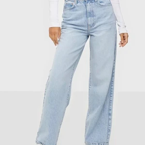 Idun wide jeans storlek 36 - Jeans från Ginatricot som endast är använda fåtal gånger. Köpte dom för ett par månader sen och säljer för att dom är för långa för mig, jag är 1,56. Nypriset var 599 kr, säljer för 200 + frakt. Skriv privat om du har några frågor eller vill ha fler bild