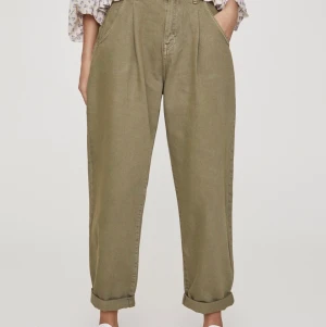 Relaxed Jeans strl 38 - Aldrig använda gröna relaxed fit jeans, säljer efter garderobsutrensning. Ganska stora i storleken. Kontakta mig för fler bilder eller om du är intresserad! 