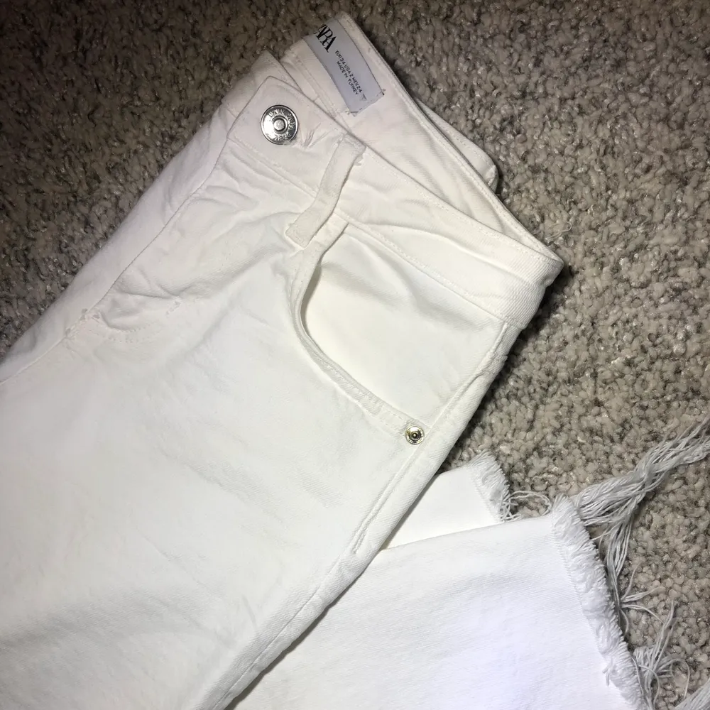 Tjocka vita jeans från Zara Använda två gånger och säjs då de är för små  Storlek: 34. Jeans & Byxor.