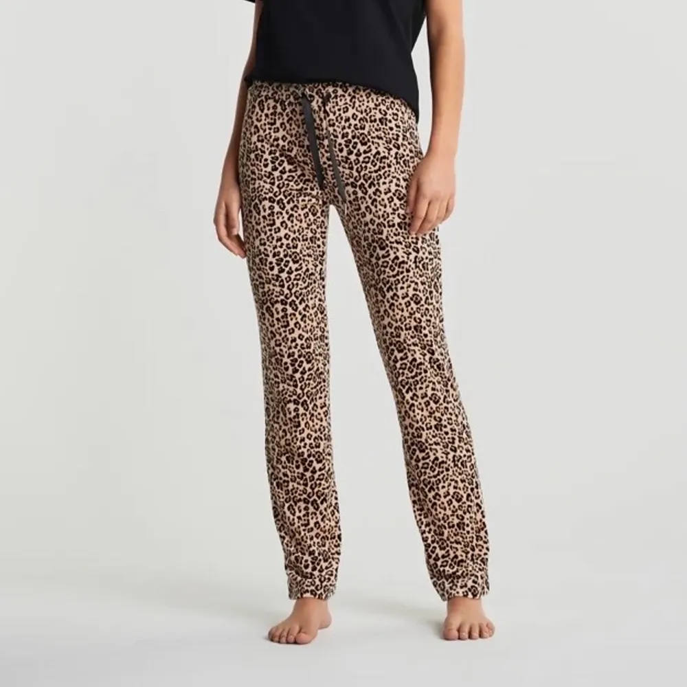 Säljer denna leopard mjukisbyxor ifrån Gina tricot.               Köpte dem för 229kr säljer dem för 70 kr + frakt.. Övrigt.
