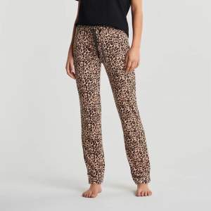 Säljer denna leopard mjukisbyxor ifrån Gina tricot.               Köpte dem för 229kr säljer dem för 70 kr + frakt.