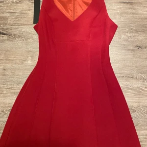 Mango klänning i storlek S - Röd Mango klänning i storlek S. Använd bara 3 gånger. Den är i perfekt skick.