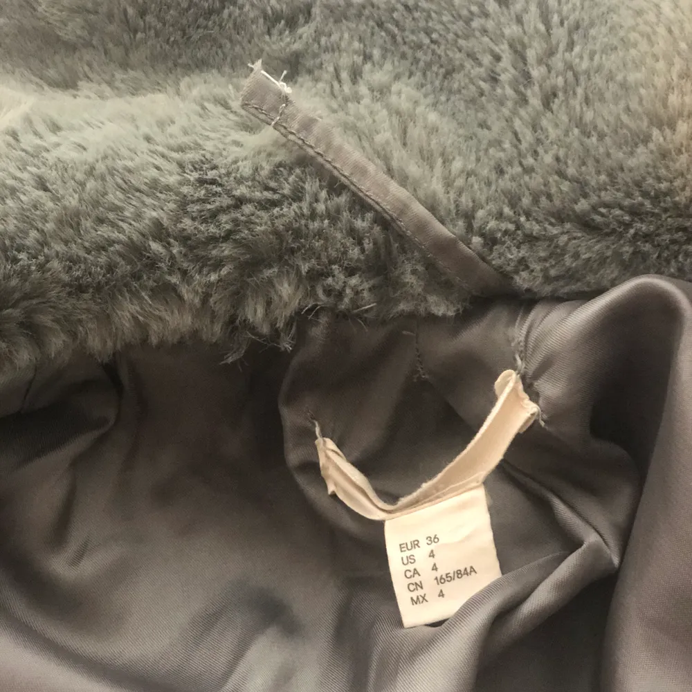 Säljer min oversized faux fur jacket från hm. Jackan har en grön/grå färg, två stora fickor och knappar. Säljer den pga använder den inte längre, den är i bra skick. Det enda är att ”hängaren” i nacken har gått sönder och finns där av ett litet hål på insidan av jackan (kolla bild 3) BUDA I KOMMENTARERNA!! (Ordinarie pris 799kr) köparen står för frakten.. Jackor.