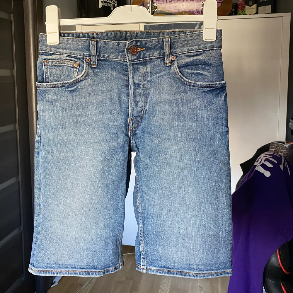 Jeans shorts från hm denim. Byxorna är i bra skick, storlek 30. Shorts.