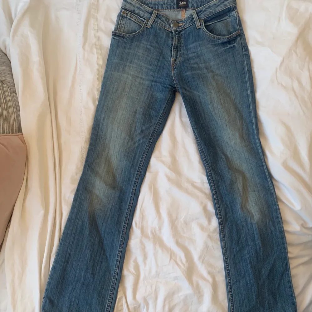 blå bootcut jeans från Lee. köpta från sellpy men är tvärr för små för mig. står storlek 28/31 men är för små för mig som brukar ha w26 eller 27 så skulle säga att de är en liten w26 eller 25.. Jeans & Byxor.
