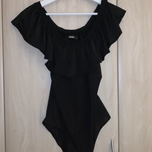 Body - Storlek S, har 100 tals med kläder som jag ska sälja, söker nu något specifikt så skriv. Ska lägga upp fler bilder senare.  Du som köpare står för frakt. 