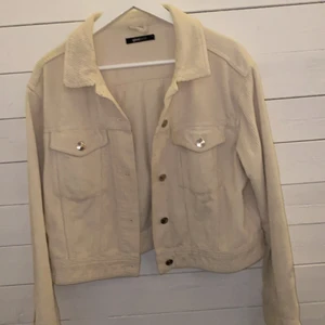 Manchester jacka från Gina Tricot  - Beige/benvit manchesterjacka från Gina Tricot, storlek M. 🤍 köparen står för frakten! 