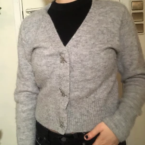 Grå kofta - Kofta från &other stories i alpacka ull. Inga tecken på användning förutom att den är lite prickig vid handleden, men inget som syns. Original pris 700kr. Eventuell budgivning i kommentarerna. 
