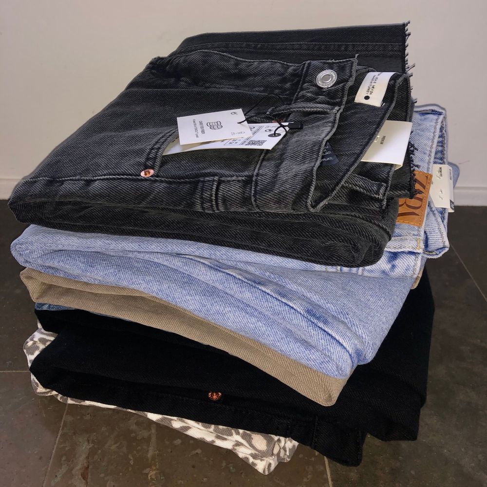 Säljer flera olika par jeans i strl 34 & 36 från zara bla. Alla är i princip helt oanvända, vissa har lapparna kvar dessutom. Kika in min senaste annons för mer information. Tveka inte att höra av er vid minsta lilla intresse. Säljer till bra priser, kan ge rabatt och sätter även ihop ett bra paketpris om man vill köpa alla, då får man ett par jeans helt gratis på köpet. Har lagt till fler jeans tillsalu på den tredje bilden!! 😊ALLA JEANS PÅ SISTA BILDEN OCH DE BEIGEA FINNS KVAR. ERBJUDANDE IFALL MAN KÖPER ALLA!!!. Jeans & Byxor.