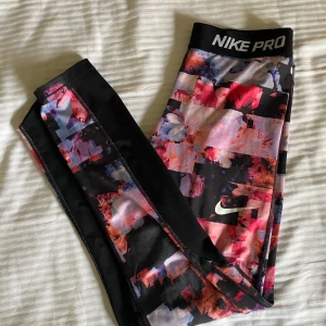 Nike tights - Nike tights i en färgglad färg. Andvända men i bra skick! Passar mig som vanligtvis är xs/s