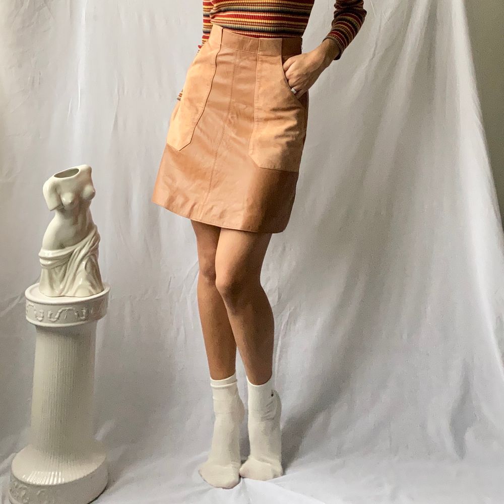 đ LIGHT BROWN/ CAMEL LEATHER SKIRT WITH SUEDE POCKETS AND SILVER SIDE ZIP âą SIZE - XS / EU 34 âą BRAND - H&M âą MATERIAL - Leather, Suede, Viscose MY MEASUREMENTS âą Height 161cm / 5'3
