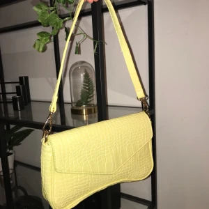 Väska - Söt gul väska som aldrig blivit använd, frakten ingår i priset