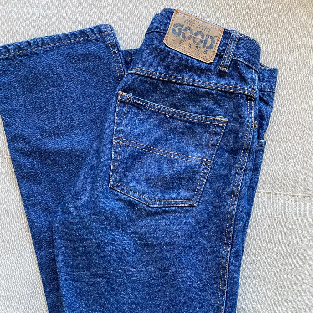 Raka jeans i väldigt bra skick från good jeans! Innerbenslängd: 73cm. Från grenen upp till midjan: 27cm. Har inga bilder på! Möts på söder annars står köparen för frakt på 66kr✨. Jeans & Byxor.