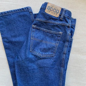 Raka jeans! - Raka jeans i väldigt bra skick från good jeans! Innerbenslängd: 73cm. Från grenen upp till midjan: 27cm. Har inga bilder på! Möts på söder annars står köparen för frakt på 66kr✨