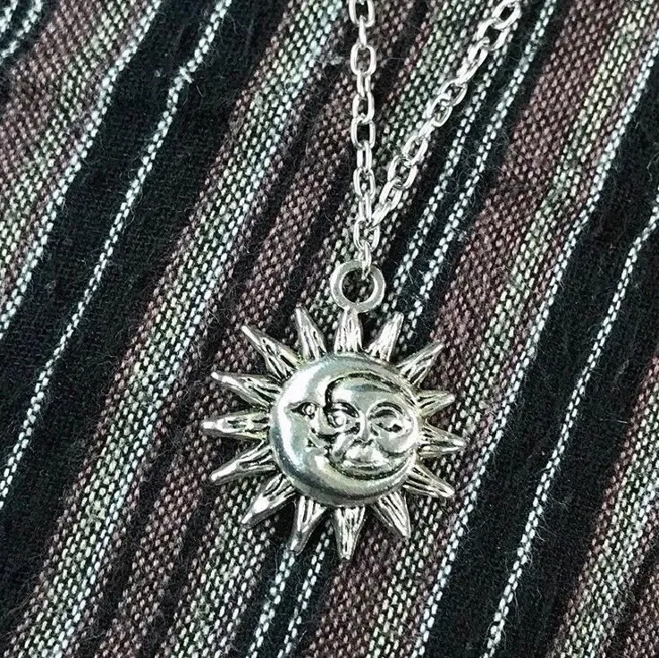 Sun&moon halsband i silverfärg 🌚🧚🏽‍♂️ Frakt tillkommer på 11kr !!. Accessoarer.