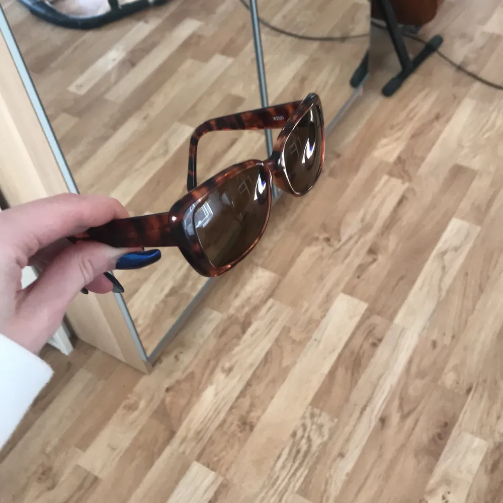 Solglasögonen är i bra skick mest fodralet som är lite repat men den får man på köpet, det är min farmors gamla o köpte för många år sedan och går alltså inte att köpa längre förutom second hand, frakt tillkommer på 55kr. Accessoarer.