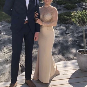 Balklänning  - Har du inte hittat en bal-outfit? En glittrig festklänning endast använd 2 ggr, tvättad och som ny. Du får klänningen, skorna (från public desire) samt väskan för endast 850kr + Frakt. Allt kan även köpas separat. Tveka inte att skriva vid frågor💞