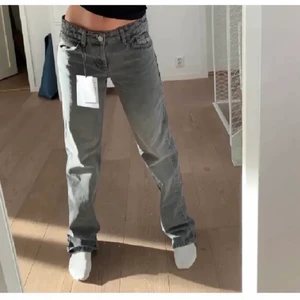 Jeans zara - Säljer dessa otroligt snygga, slutsålda zarajeansen. Buda privat! Köpare, står för frakt kontakta vid intresse!     Högsta bud: 510 + frakt