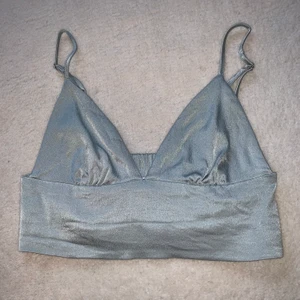 Fest linne - Perfekta fest linnet i storlek M men passar S också. Färgen är ljus mint grön. Super fin och endast använd 2 gånger.