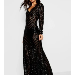 Gala klänning svart glitter  - Riktigt snygg, genomskinlig med tillhörande svart klänning att ha under, så bara armarna och under knäna blir genomskinliga. Använd 1 gång