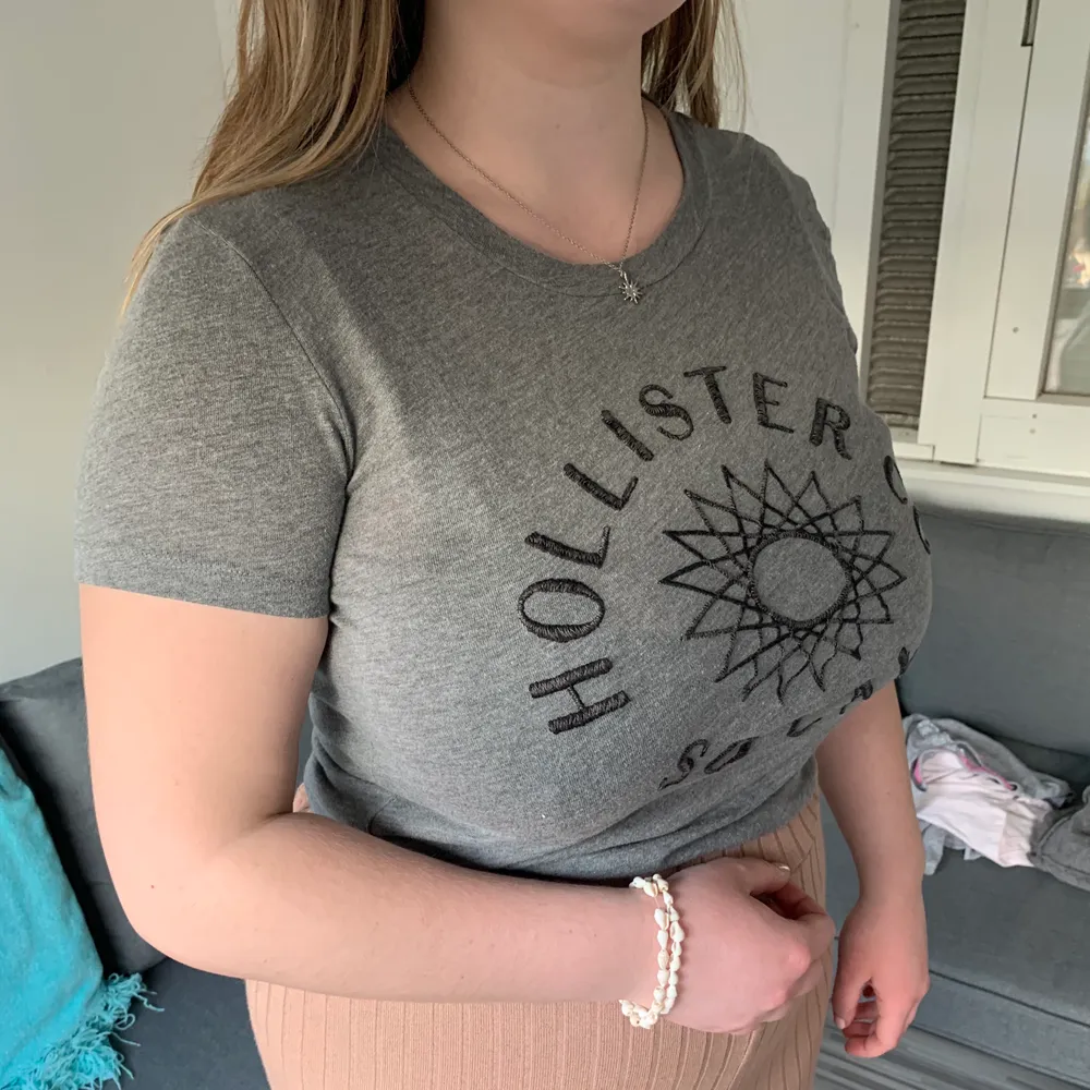 Säljer en T-shirt från Hollister i storlek S. Aldrig använd och i bra skick. . T-shirts.