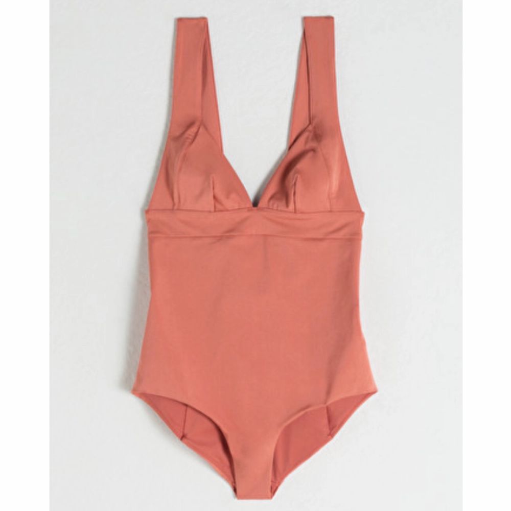 & Other Stories Deep V-cut Ruched Coral rosa baddräkt swimsuit. Storlek 38. Helt ny med lappen på! Jättefint passform och färg. (nypris i butik 600kr). Övrigt.