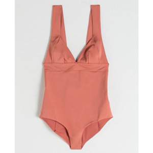 & Other Stories Deep V-cut Ruched Coral rosa baddräkt swimsuit. Storlek 38. Helt ny med lappen på! Jättefint passform och färg. (nypris i butik 600kr)