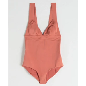 & Other Stories Deep V baddräkt swimsuit - & Other Stories Deep V-cut Ruched Coral rosa baddräkt swimsuit. Storlek 38. Helt ny med lappen på! Jättefint passform och färg. (nypris i butik 600kr)