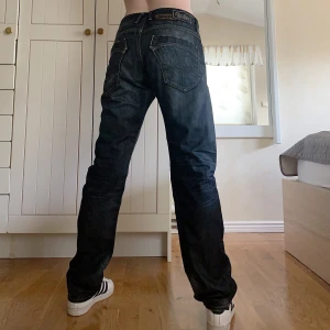 Replay Baggy Jeans - Säljer dessa fina jeans från Replay! W34L34, 90cm midja och 82cm innerbenslängd, jag är 172cm som referens❤️ Budgivning i kommentarerna om det är många intresserade💕🌸