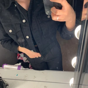 Jeansjacka - En svart fin kort jeansjacka, perfekt för våren!💞 orginalpriset var 300 kr, säljs för 150💞