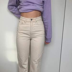 Här är ett par weekday rowe jeans i ljusbeige färg, dom är helt oanvändna och säljer då dom satt aldeles för stort på mig. Dom är i storlek W24 L32. OBS det är inte mina bilder❤️