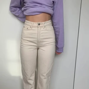 Weekday rowe jeans - Här är ett par weekday rowe jeans i ljusbeige färg, dom är helt oanvändna och säljer då dom satt aldeles för stort på mig. Dom är i storlek W24 L32. OBS det är inte mina bilder❤️