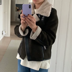 Jacka från HM - militärgrön jacka från hm i storlek s. Använd fåtal gånger. Säljer för 100kr