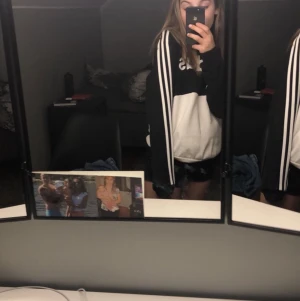 Adidas Hoodie - Jätteskön och jättefin adidas hoodie!