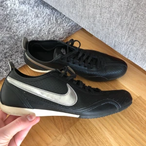 Bekväma Nike skor i äkta läder strl.39 - Bekväma skor i äkta läder strl.39 •Knappt använda och tvättade efter det så är i jättebra skick •Storlek 39, 25 cm •Pris: 90 kr  •Material: skinn 🚫Djurfritt och rökfritt hem 📍Kan mötes upp i Mölnlycke 📬Kan skickas mot fraktkostnad(66 kr-skicka lätt)