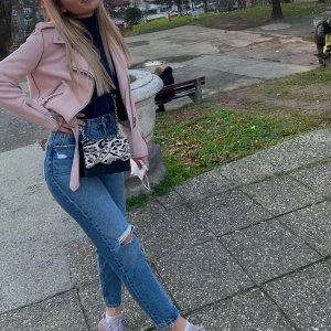 Zara jeans - Zara jeans i storlek 34. Mom jeans model, i pefeckt skick. Jag säljer dem för att de är lite små för mig 💞☺️