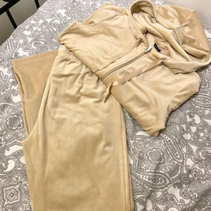 Mysdress - Mysdress från Gina i beige färg. Storlek M på underdelen och S på överdelen. Använd 2, max 3 gånger. Mycket fint skick! 🌟