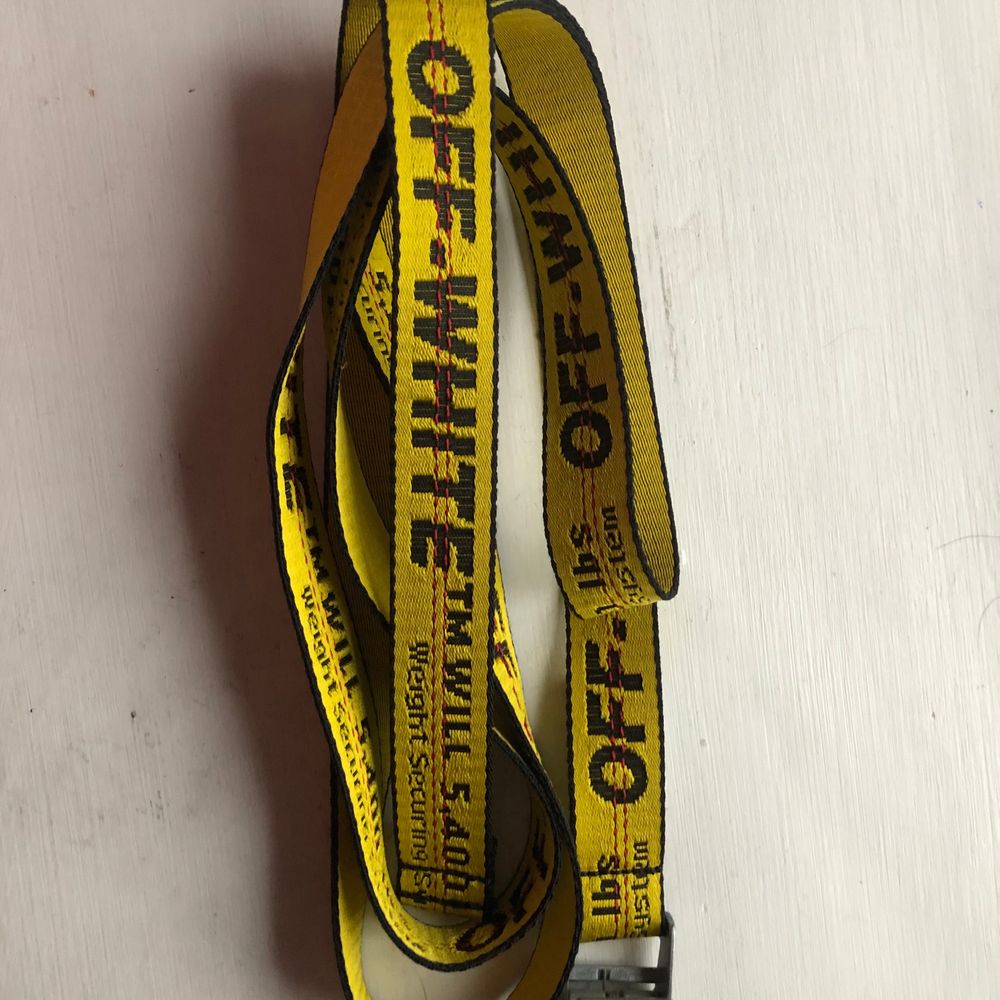 Säljer mitt Off-White skärp då det inte kommer till användning. Det är mycket bra skick och det finns inga skador. Skärpet är av den smalare modellen och är alltså 2,5cm brett och 1,5m långt. Det köptes förra våren på MyTheresa men har endast används 3/4 gånger. Originalpris: 1300 sek. Accessoarer.
