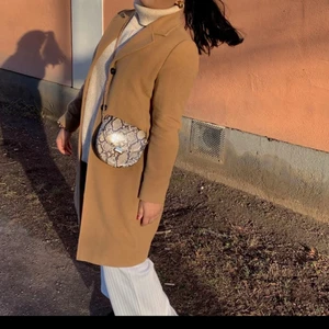 Kappa - Beige kappa. Har använts en säsong men är i superbra skick! Säljs då den är för stor för mig. Nypris: 1 000kr